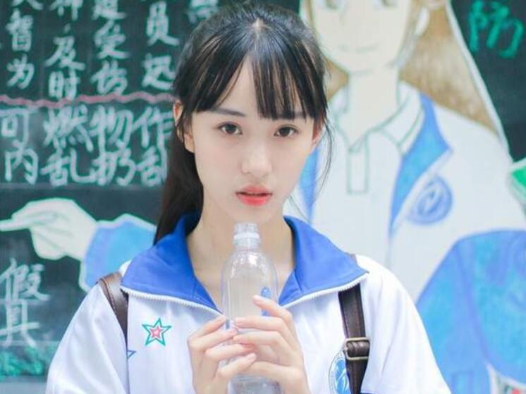 从校服看见女生内衣_隔着校服看见女生内衣