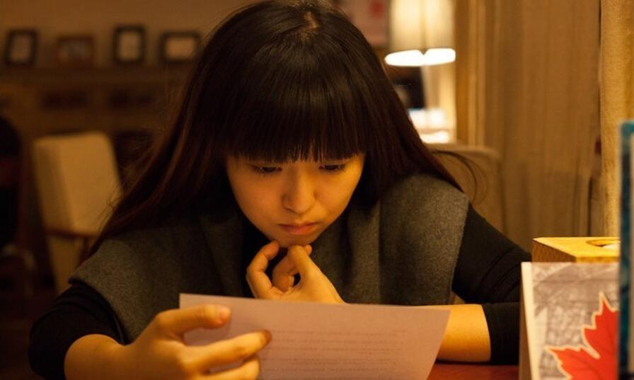 姜盈正在阅读自己写给“自己”的信