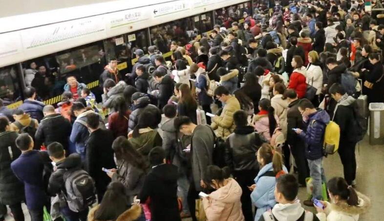 北京地铁拥挤的人群图片